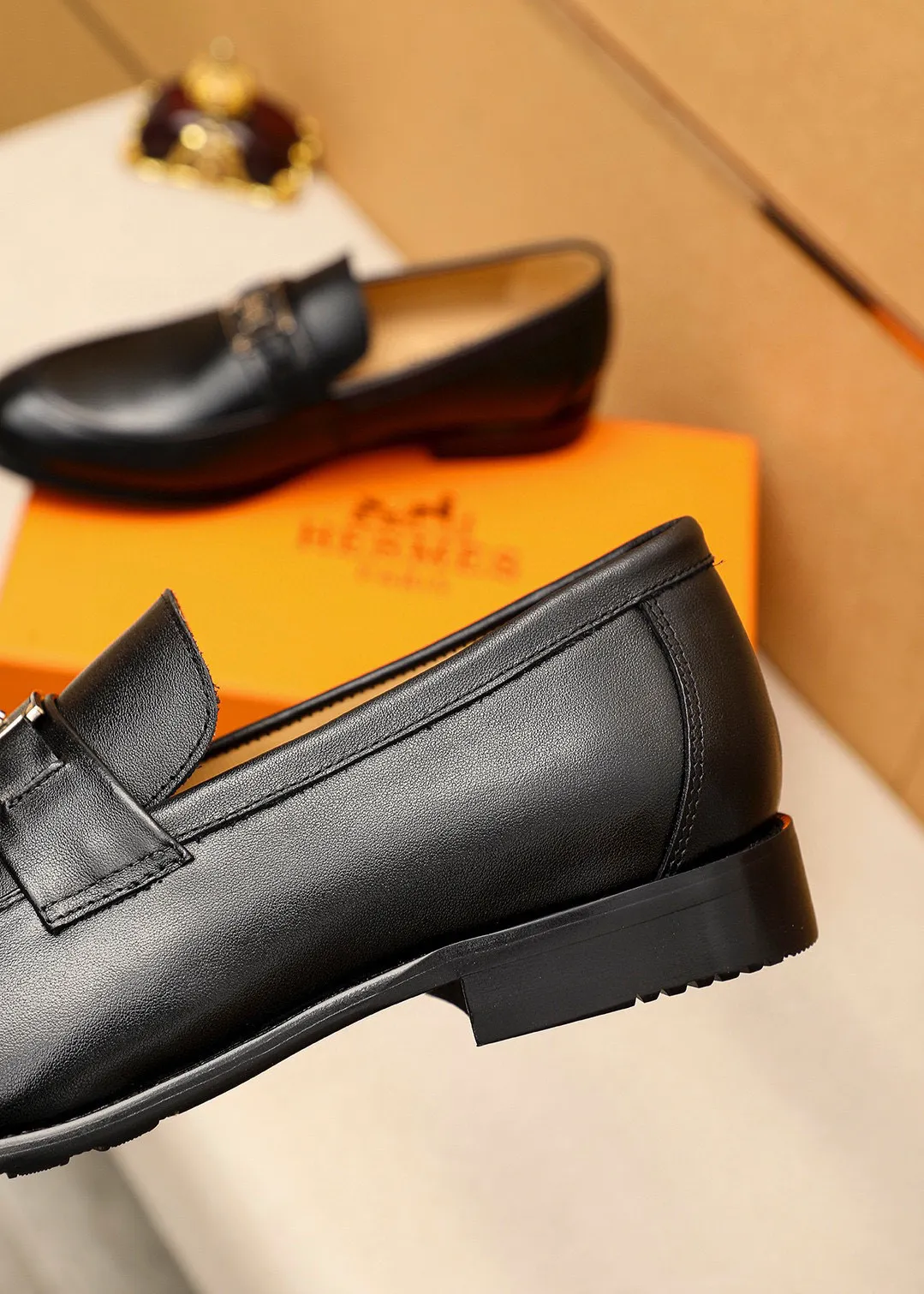 Men's shoes 💰442 💐 Product trademark: HERMES "Hermès" casual leather shoes Regular size: 38-44 (45🉑️customized) Product materials: Selected imported first-layer calfskin upper + luxury hardware buckle, imported water-dyed 🐂 cowhide lining. Strong three-dimensional visual effect, combined outsole Color: 1⃣️color optional